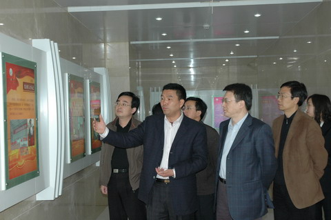 图为高杲（右二）在集团高架仓库视察。